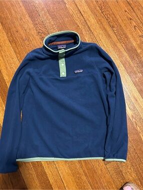 Women’s Patagonia lightweight Navy Fleece Pullover with Light Green Trim medium